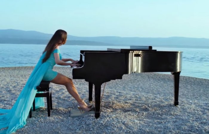 Music video by Lola Astanova on Zlatni rat